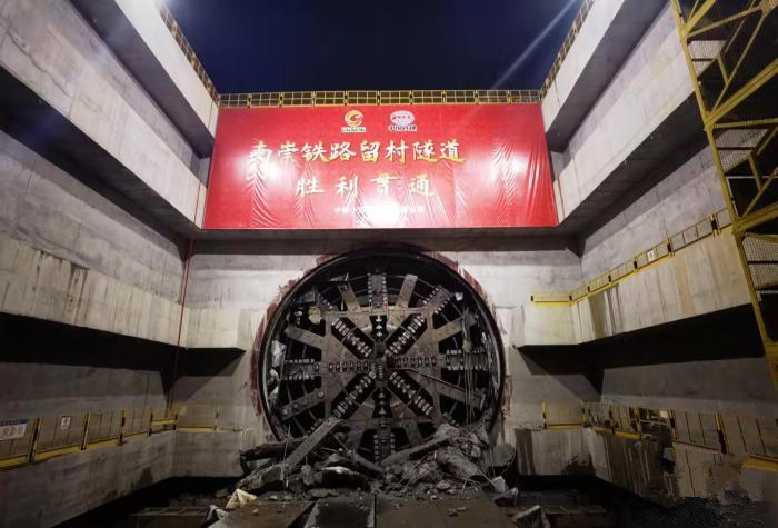 广西南宁首座高铁盾构隧道贯通 
