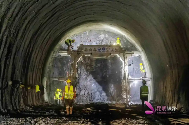 渝昆高铁第一长隧全面进入正洞施工
